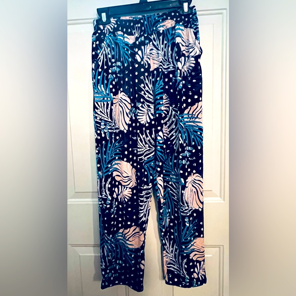 J&W polyester pants with front pockets. Beautiful flower print. Light weight